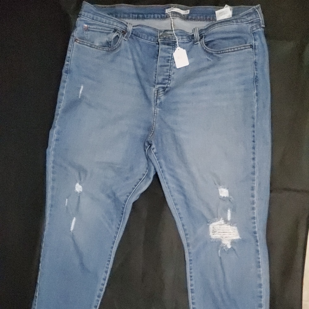 Ripped Stretch Levi’s Jeans